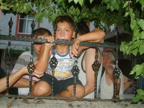 Kolu demir çubuğa saplandı - Resim: 4