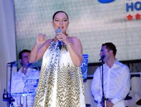 Hamile sanatçı sahneye böyle çıktı - Resim: 3