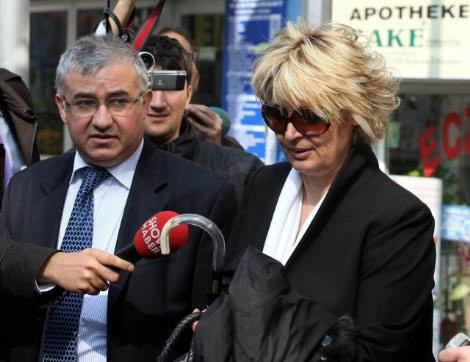 Amiralin eşi adliye çıkışında - Resim: 4