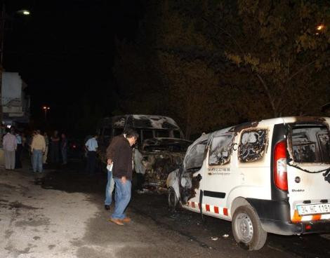 Sokaklar dün gece alev alev yandı - Resim: 4