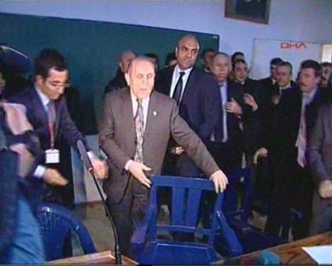 Burhan Kuzu'ya yumurta yağdı - Resim: 1