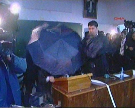 Burhan Kuzu'ya yumurta yağdı - Resim: 2