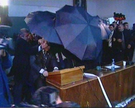 Burhan Kuzu'ya yumurta yağdı - Resim: 4