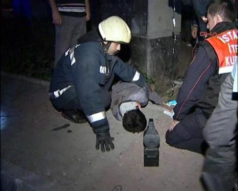 Otomobil viyadükte asılı kaldı! - Resim: 2