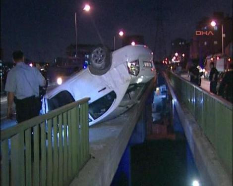 Otomobil viyadükte asılı kaldı! - Resim: 3