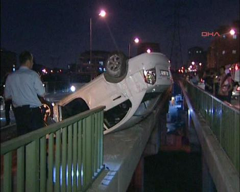 Otomobil viyadükte asılı kaldı! - Resim: 4