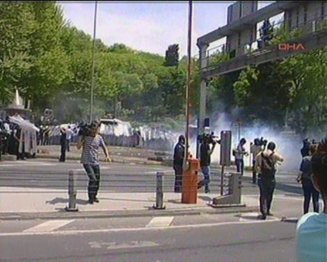 Protestocu öğrencilere polis müdahalesi! - Resim: 4
