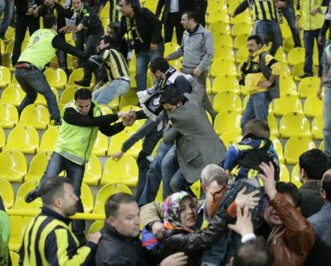 Fenerli taraftar birbirini dövdü! - Resim: 1