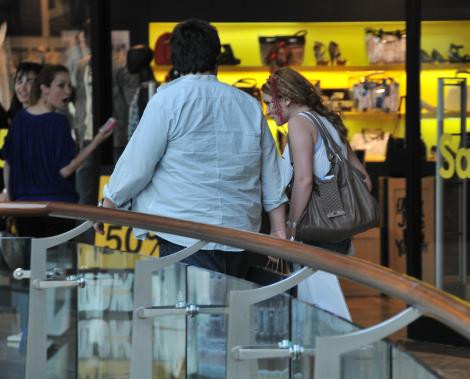 Sevgilisini kapıda unuttu ve kaçtı - Resim: 1