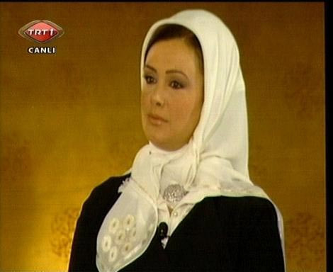 Esra Ceyhan türban taktı - Resim: 1