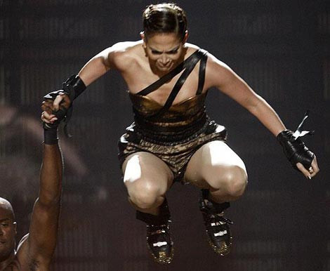 Sahnede yerle bir oldu - Resim: 3