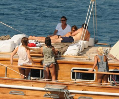 İki ünlü sanatçı bikiniyle yakalandı - Resim: 2