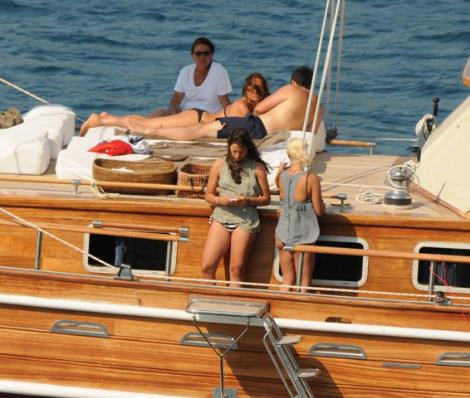 İki ünlü sanatçı bikiniyle yakalandı - Resim: 3