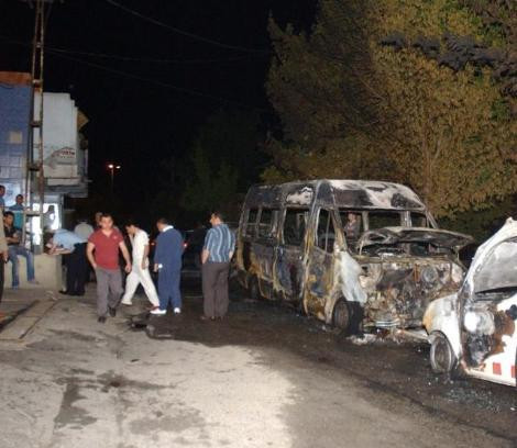Sokaklar dün gece alev alev yandı - Resim: 3