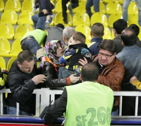 Fenerli taraftar birbirini dövdü! - Resim: 2