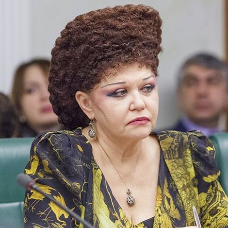 Gördüğünüz bu kadın tamamen gerçek hem de mecliste! - Resim: 3