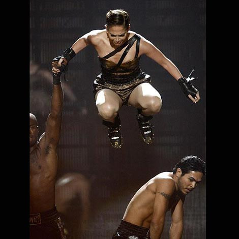 Sahnede yerle bir oldu - Resim: 2