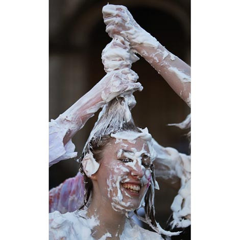 Üniversitelilerin köpük banyosu - Resim: 2