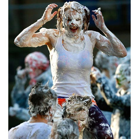 Üniversitelilerin köpük banyosu - Resim: 3