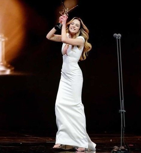 Derin dekoltesiyle gündeme bomba gibi düşen Melis Sezen süper mini şortuyla yine olay oldu! - Resim: 3