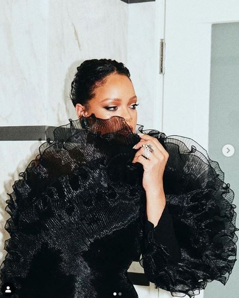 Rihanna albüm soran takipçisine sert tepki gösterdi! Dünyayı kurtarıyorum - Resim: 1