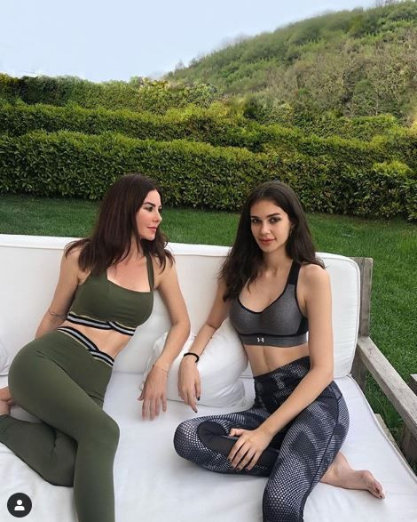 Defne Samyeli ve kızı Deren Talu'nun bahçe pozlarına beğeni yağdı! - Resim: 2