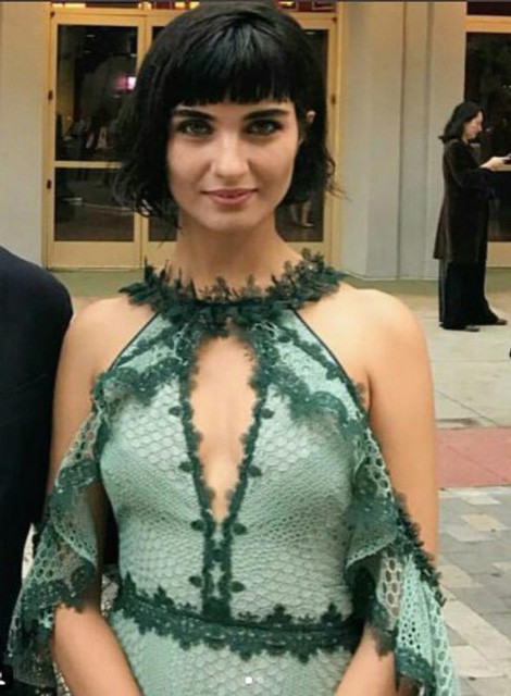 Tuba Büyüküstün'ün kıyafeti geceye damga vurdu! - Resim: 1
