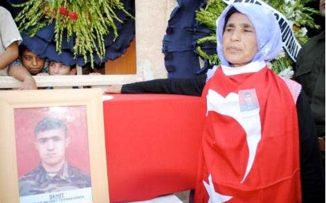 Urfa şehidini binlerce kişiyle uğurladı - Resim: 2