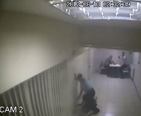 Polisin silahını belinden aldı ve... - Resim: 3