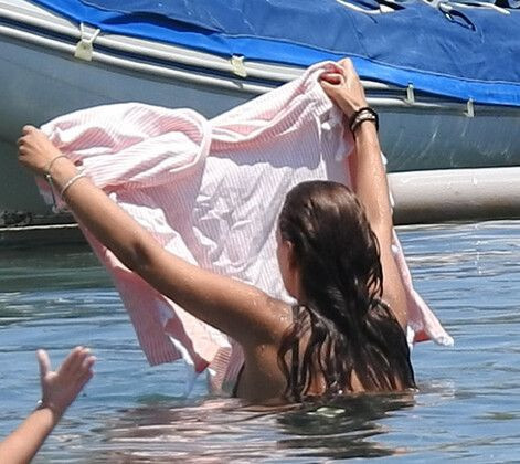 Deniz keyfi yapan Seda Bakan'ı kayınvalidesi uyardı! Havluyla önlem aldı - Resim: 4