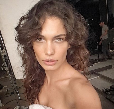 Fotoğraftaki küçük kızı tanıdınız mı şimdilerin çok ünlü isimlerinden - Resim: 4