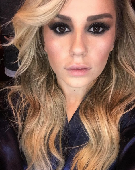 Merve Özbey'in yüzüne ne olmuş öyle bir de dekoltesine bakın - Resim: 4