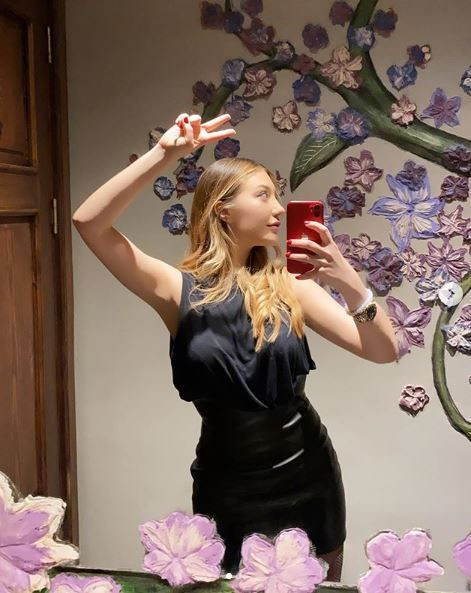 Yasmin Erbil iç çamaşırsız dekolteli yatak pozuyla yine gündeme oturdu! - Resim: 2