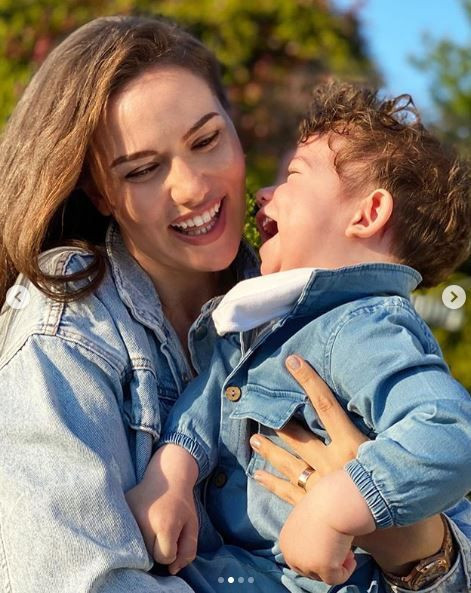 Fahriye Evcen oğlu Karan ile pozlarını paylaştı! Sosyal medya yıkıldı - Resim: 2