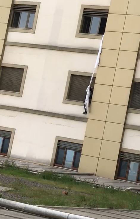 Trabzon'da koronavirüs şüphelisi çarşafları bağlayıp hastaneden kaçmaya çalıştı - Resim: 0