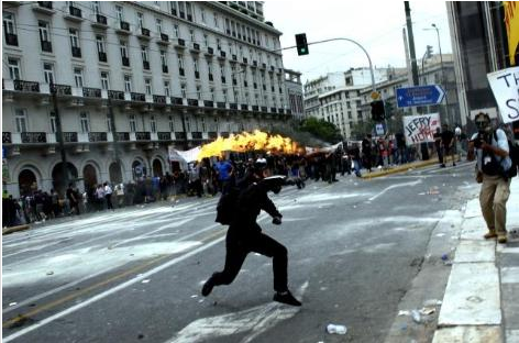 Komşuda sokaklar savaş alanına döndü - Resim: 1