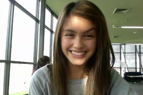 Kaşlarıyla meşhur olan kızın son hali - Resim: 1