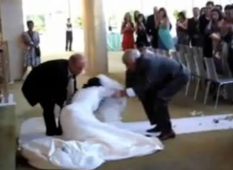 En mutlu anlarında böyle rezil oldular! - Resim: 1