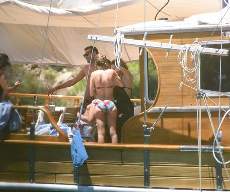 Sinem Kobal balayında! Teknede yaptığı harekete bakın - Resim: 2