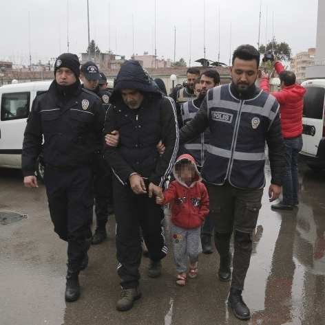 Öz kızını otobana çıkarıp fuhuş tuzağı kurdu - Resim: 1