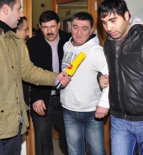 Ayhan Çarkın 'o mezarları' gösteriyor  - Resim: 1