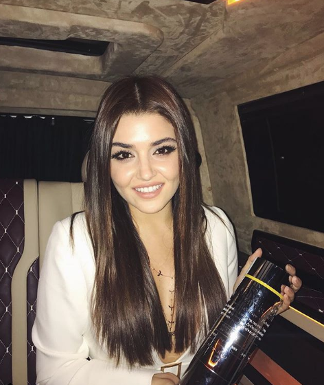 Hande Erçel'in foyası ortaya çıktı yüzünü değiştirdi herkes rezil etti - Resim: 3