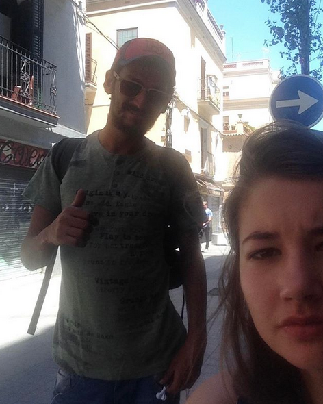 Genç kız tacizcileriyle selfie çekti! Islık çalıp öpücükle... - Resim: 2