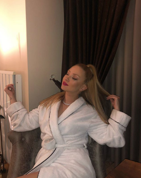 Ece Seçkin'den takipçisine sert çıkış! Boyuna takılan takipçi kızdırdı! - Resim: 3