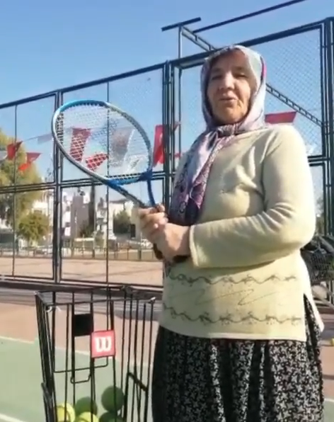 67 yaşındaki Durdu Teyze Hülya Avşar'a teniste meydan okudu maç yaptılar - Resim: 2