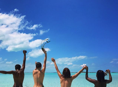 Bella Hadid Kendall Jenner yine olay yarattı üstsüz fotoğraf paylaştılar - Resim: 4