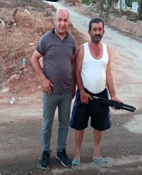 Manavgat'ta eli silahlı bu adam ne yapıyor? Kulaktan kulağa yayılan provokasyon - Resim: 0