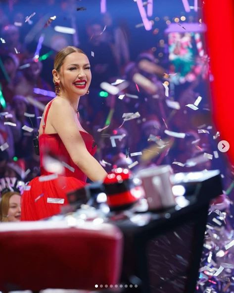 Hadise derin göğüs dekolteli kırmızı elbisesiyle herkesi büyüledi! Olay pozlar - Resim: 2