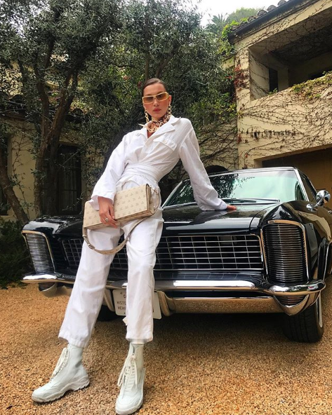 Bella Hadid Kendall Jenner yine olay yarattı üstsüz fotoğraf paylaştılar - Resim: 1