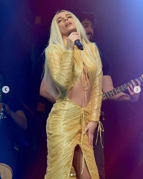 Gülşen saten gecelikle sahne aldı sosyal medya ikiye bölündü - Resim: 1